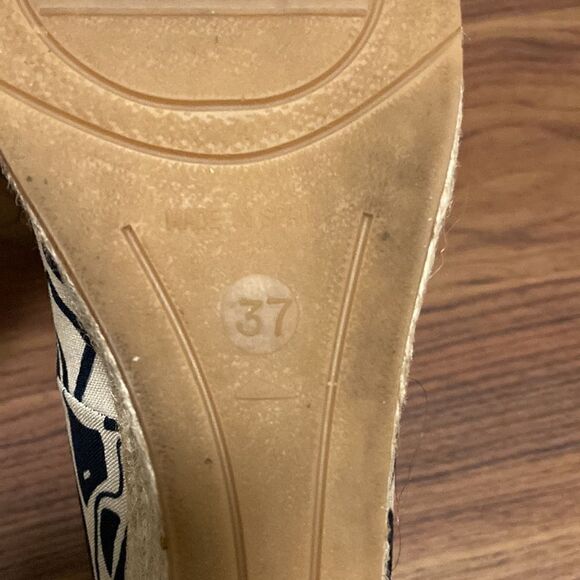 Diane B. Milano Closed Toe Espadrille in Navy/Beige Print. Size 7. - Picture 7 of 8